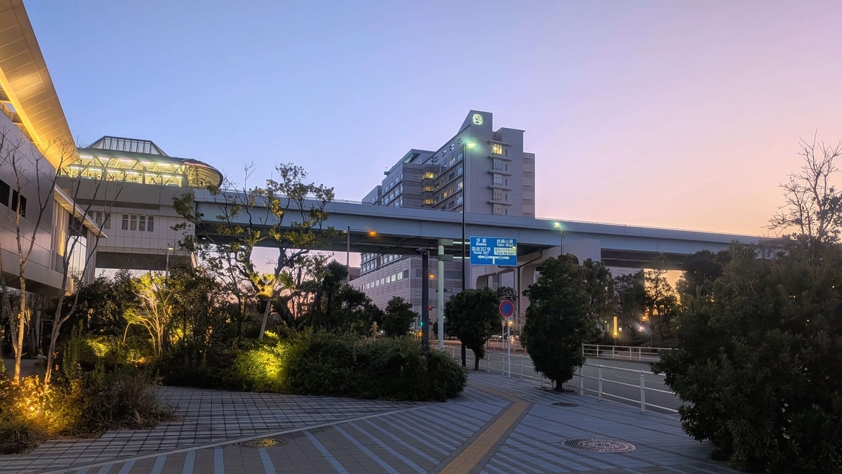ランドローバー東京ベイ有明横から見るゆりかもめ有明駅とがん研有明病院