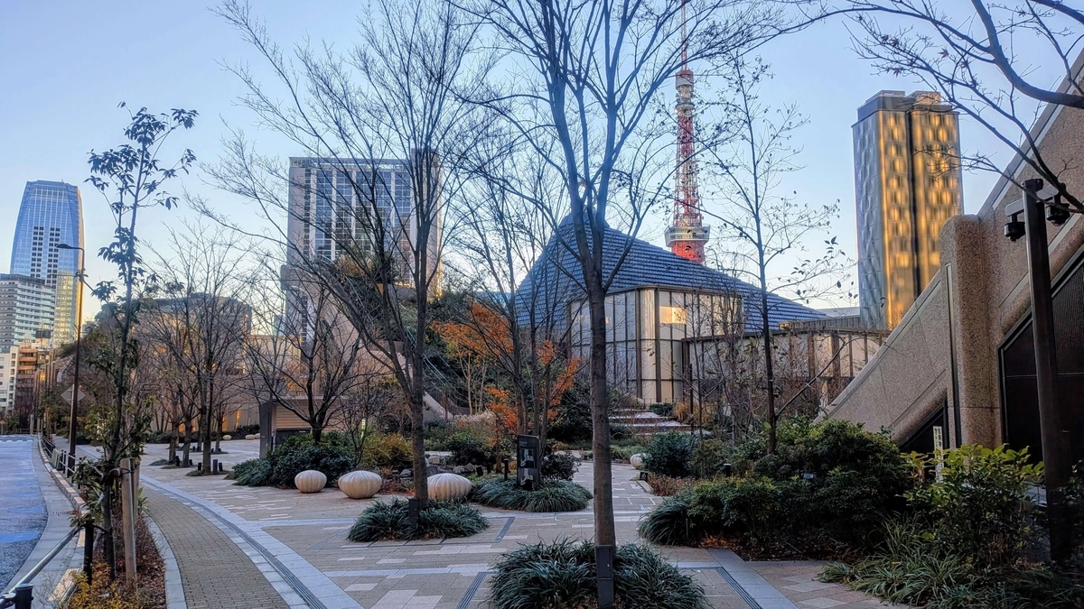 麻布台ヒルズ中央広場の入口付近