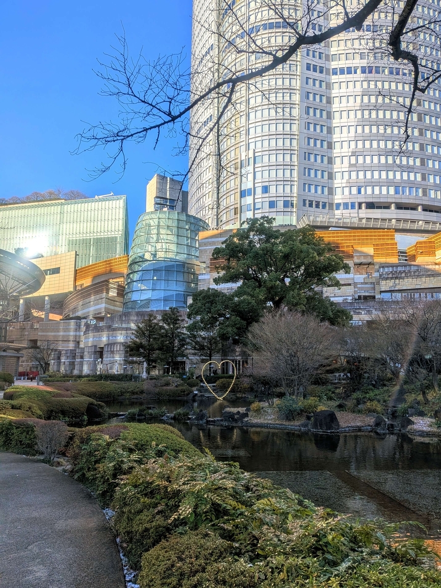 毛利庭園越しに見る六本木ヒルズ ヒルサイドと森タワー