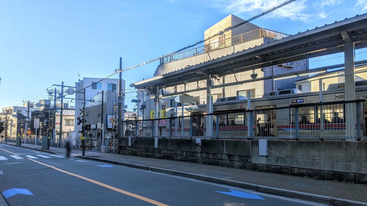 京成金町駅ホームと停車中の金町線