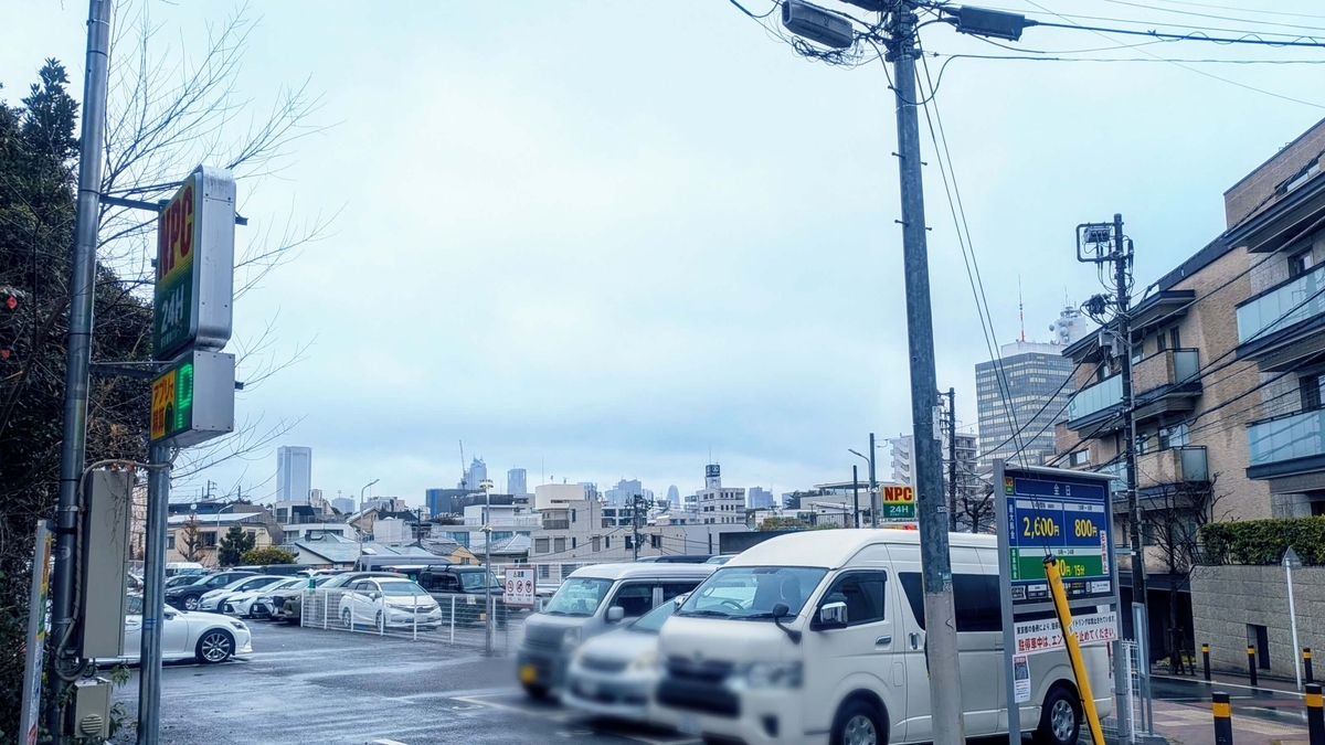 NPC24H松濤第6,第7パーキング越しの新宿方面の景色