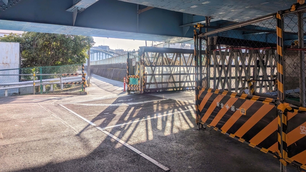 丸八通りの下をくぐる道