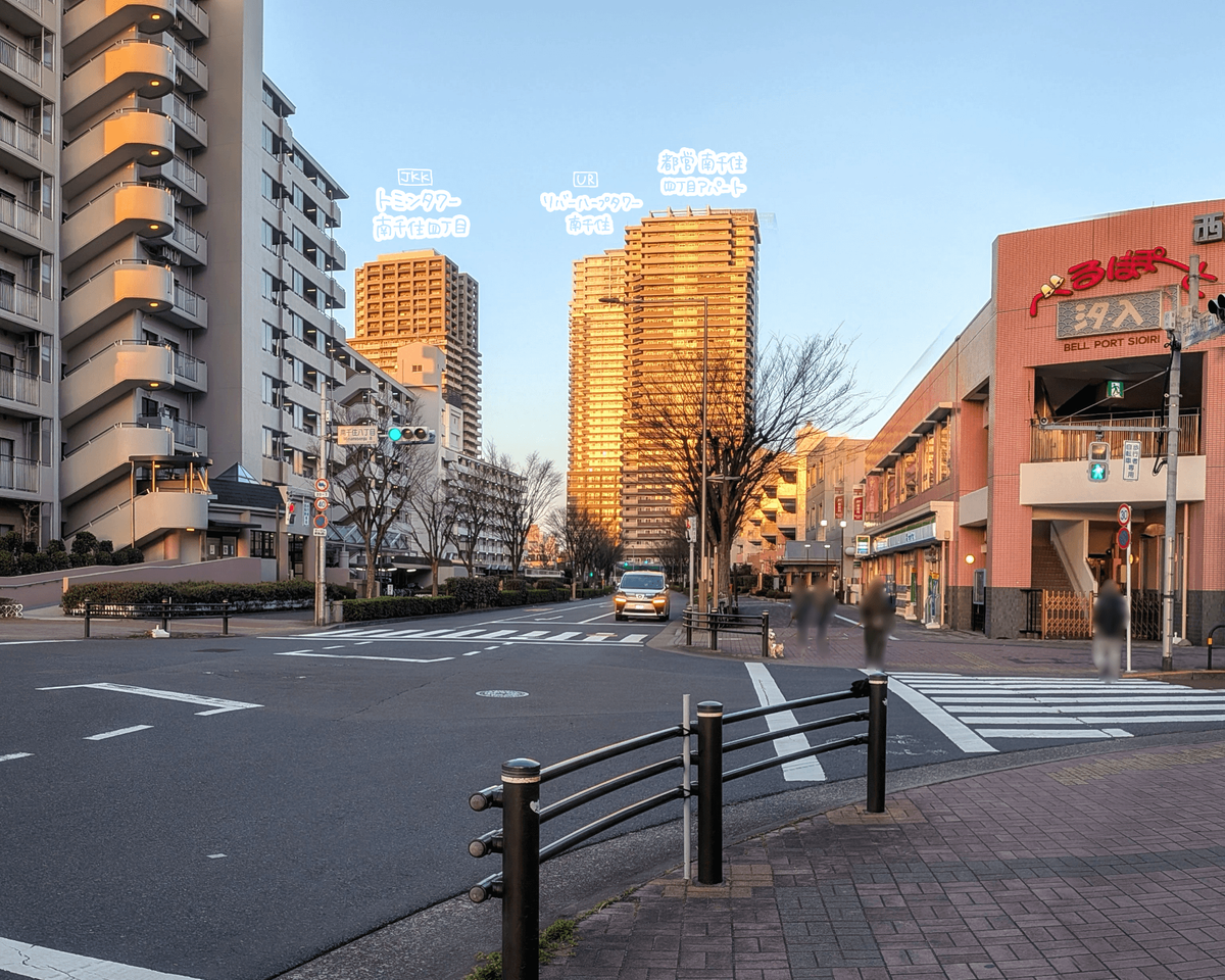 南千住八丁目交差点から見るけやき通りとリバーハープスクエアのタワマン