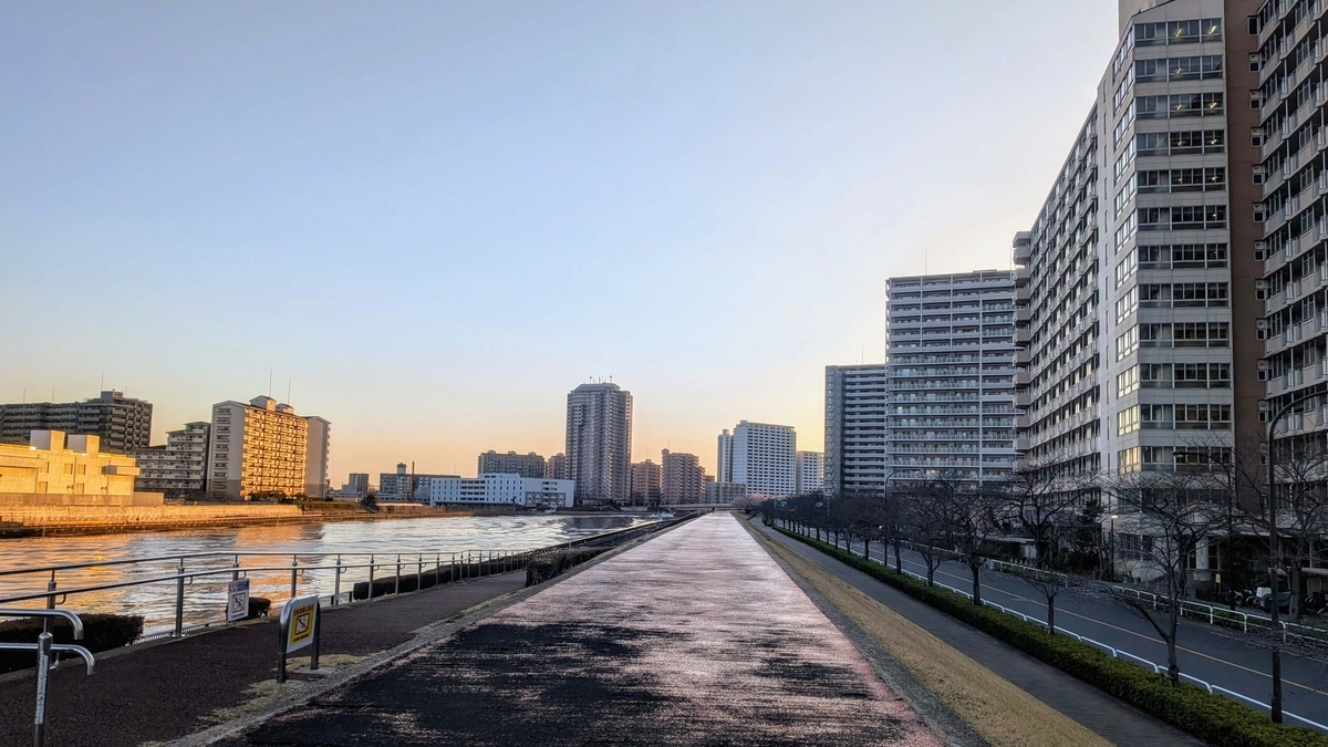 隅田川土手から見る隅田川と南千住八丁目北側の集合住宅 