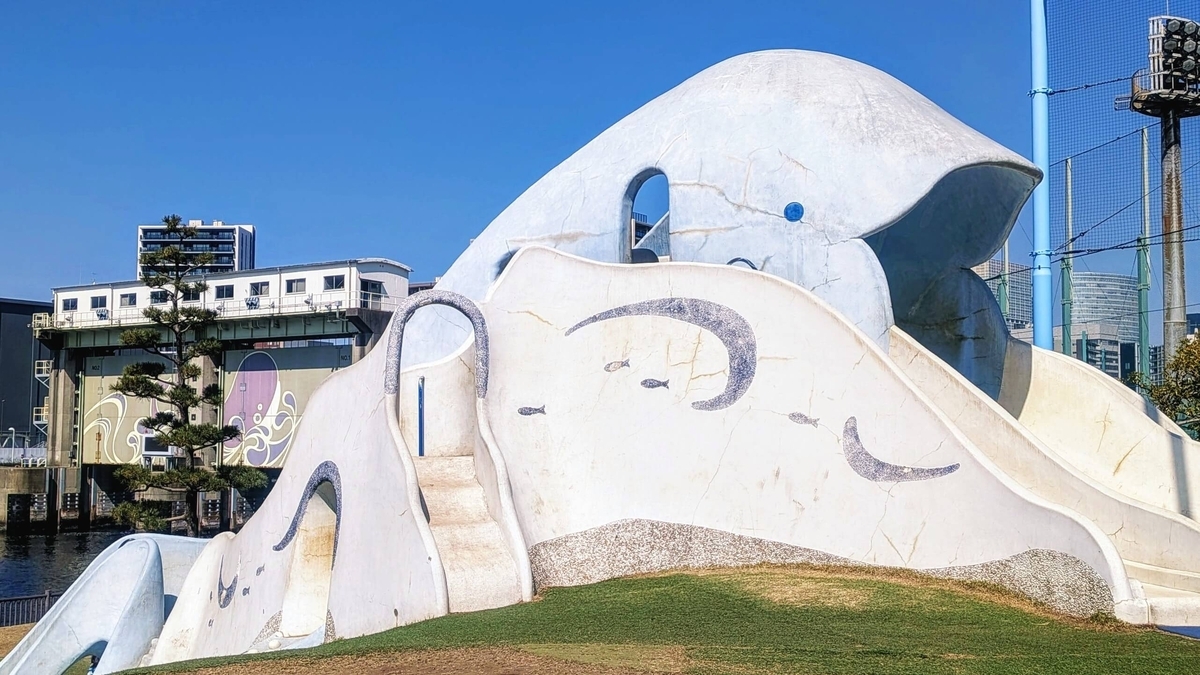 東品川海上公園 くじらの遊具と目黒川水門