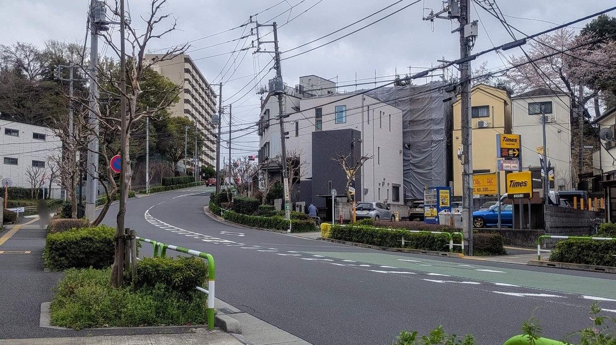 カーブしながらのぼって行く宮の前の坂