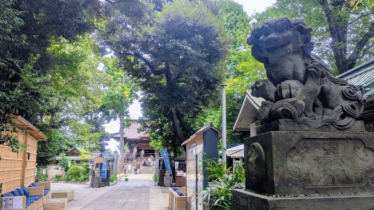 戸越八幡神社 狛犬と石畳の参道、木々の向こうに見える拝殿