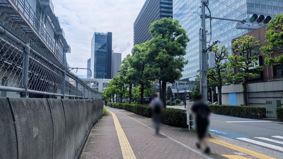 大崎駅西口駅前 埼京線ホーム脇にのびる歩道と前方に立つThinkParkTower、ソニーシティ大崎、大崎ウィズタワー