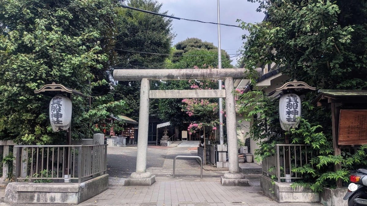 木々に囲まれた貴船神社の石鳥居、両脇に白い提灯