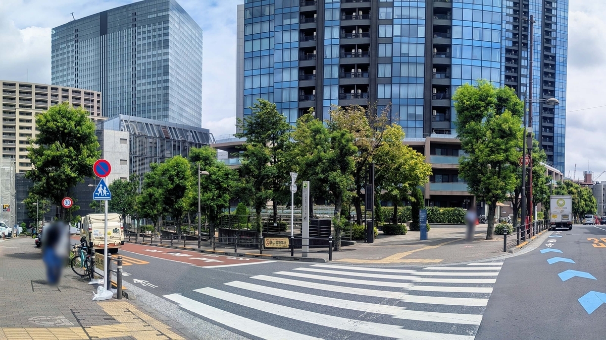 大崎ウエストシティタワーズの足元 青々とした街路樹の並ぶ坂道