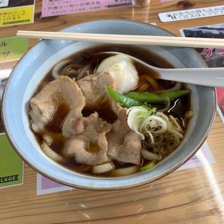 寒い 野反湖休憩舎 肉玉うどん