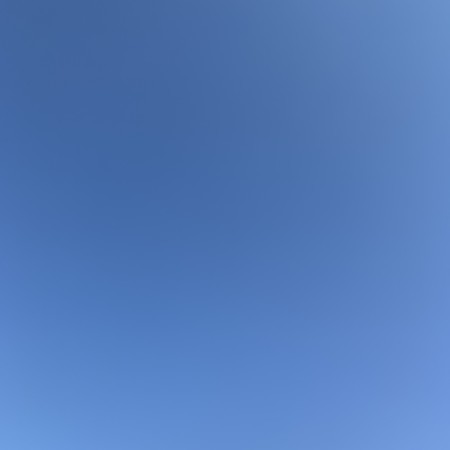 雲一つない青空