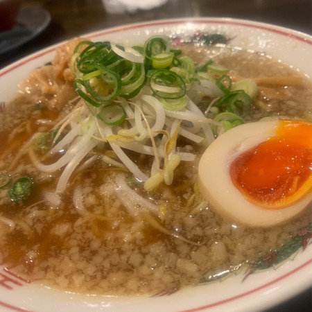 It's topped with a variety of toppings for a difference of 100 yen.