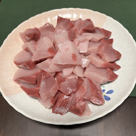Yellowtail sashimi - the white part in the middle is the belly, and the surrounding area is the less fatty back
