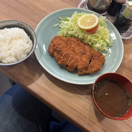 On my first visit, I had the extra-large loin cutlet set meal.