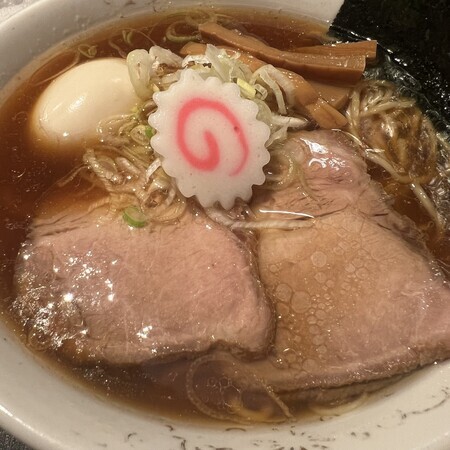 Chashu pork, pickled bamboo shoots, chopped leeks, Naruto, and Ajitama (seasoned egg) are all delicious!