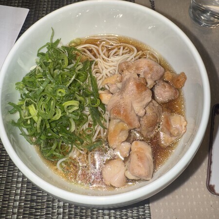 This is a cold soba topped with grilled chicken.