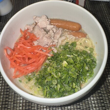 Hakata and Nagahama ramen toppings include green onions, pickled ginger, pork and sausage