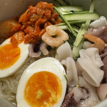 The ingredients this time are boiled eggs, various seafood (octopus, squid, shrimp), cucumber, and kimchi—a classic combination!
