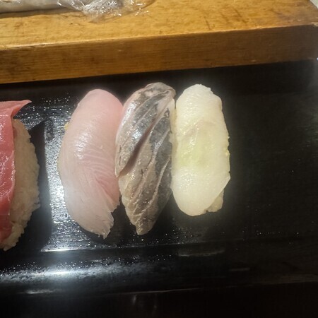 Three pieces of yellowtail, horse mackerel, and flatfish... These are also very filling.