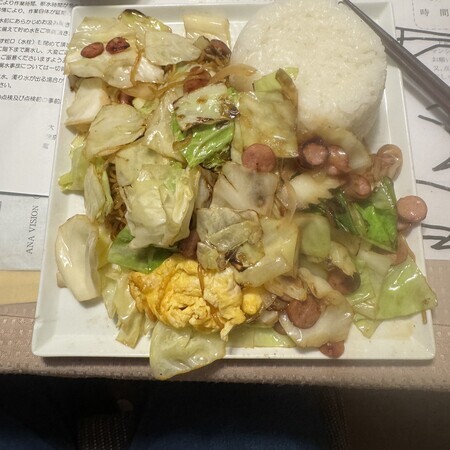 At this point, I quickly stir-fried the cabbage, sausages, eggs and so forth.