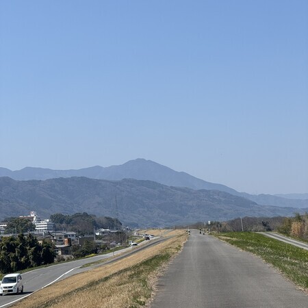 Though the Yoshino River is out of sight, I'm running along the embankment.