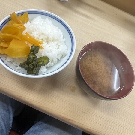 A signal that the food is ready... Rice and miso soup at the ready