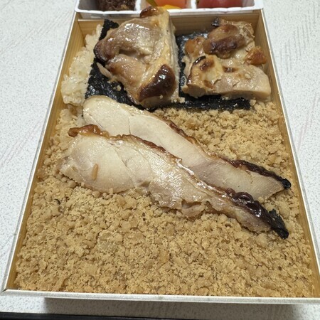 Minced chicken on top of tea-flavoured rice, and teriyaki chicken and cold chicken on top of nori