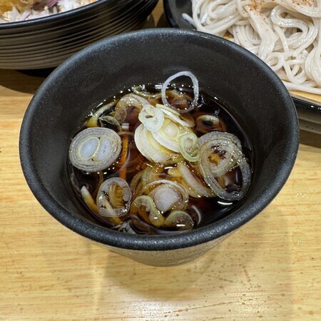 Top your large portion of soba with plenty of ichimi chilli flakes, and add plenty of chopped spring oTop your large portion of soba with plenty of ichimi chilli flakes, and add plenty of chopped spring onions to the soba dipping sauce!nions to the soba dipping sauce!