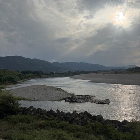 The flow of the Yoshino River… I was treated to some ayu caught here.