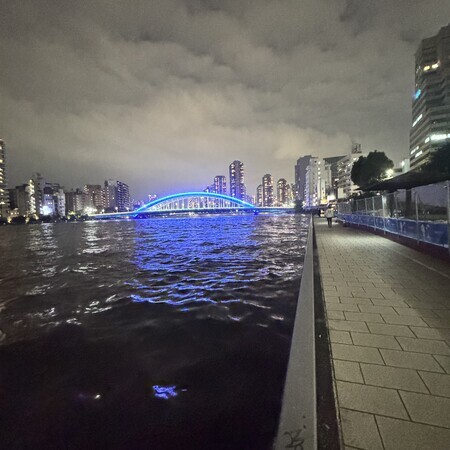 The terrace in front of Eitai Bridge… It’s under construction, but the road surface is easy to run on.