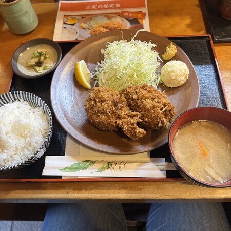This time, I’ll have the set meal with two of their famous deep-fried oysters.
