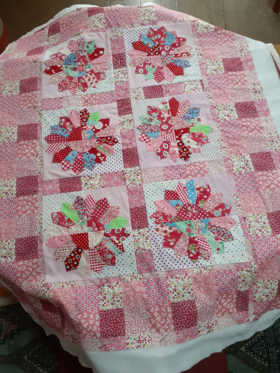 ドレスデンキルトが完成したと共に君が明日 momoのキルト