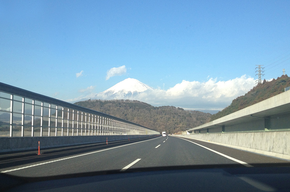 東名から見える富士山