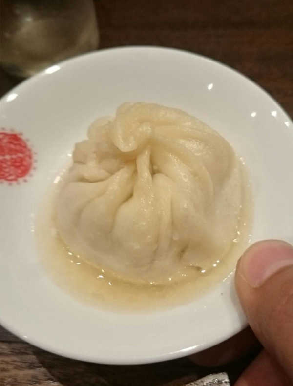 上海湯包小館の小籠大湯包のスープ