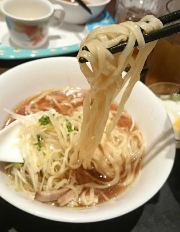 上海湯包小館の焦がし油のネギ叉焼麺