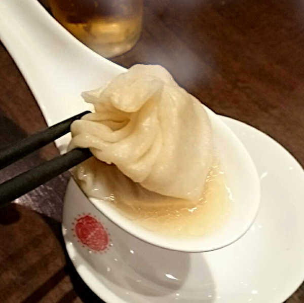 スープたっぷりな上海湯包小館の小籠包の肉汁