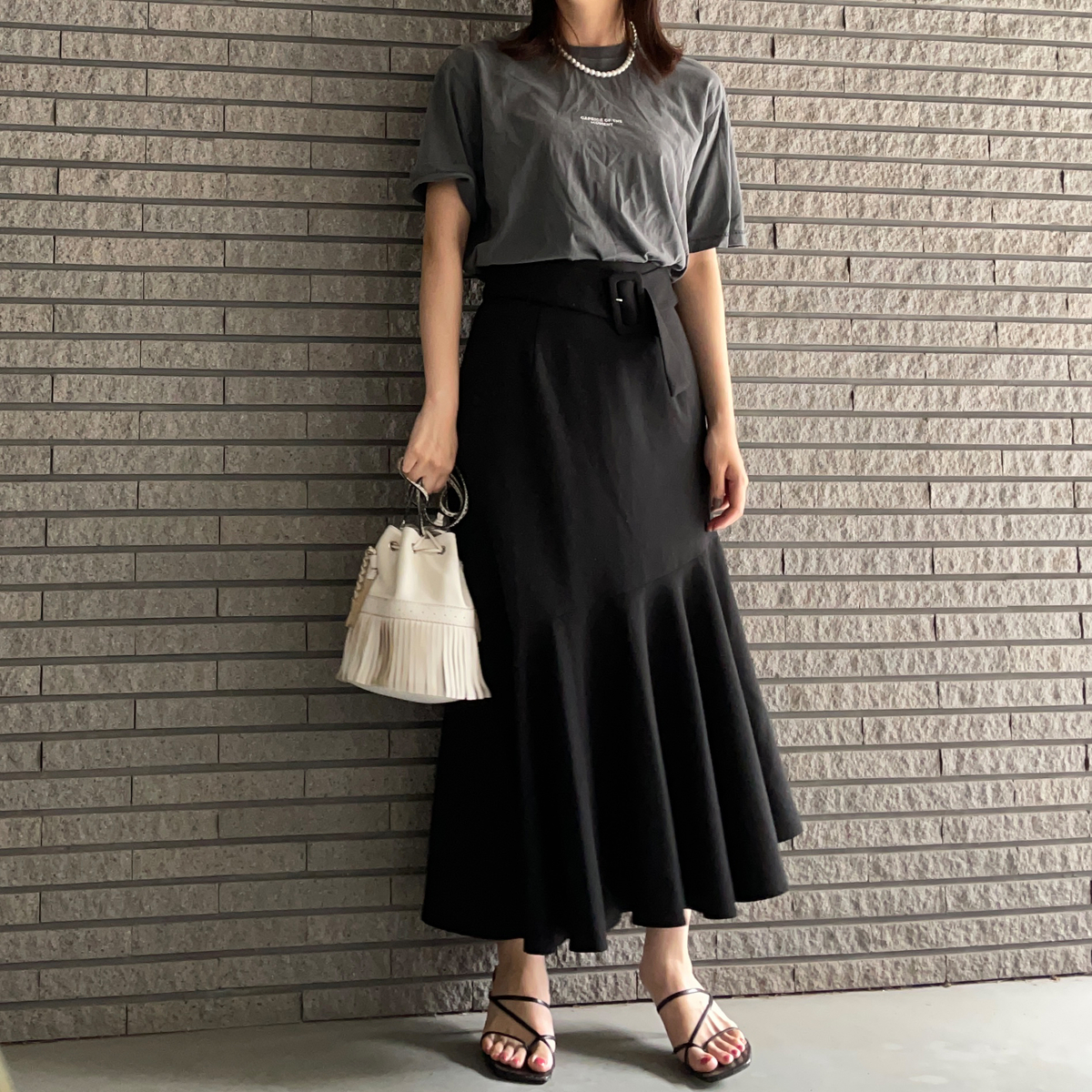 アラサー向けモノトーンコーデ。グレーTシャツに黒いスカート