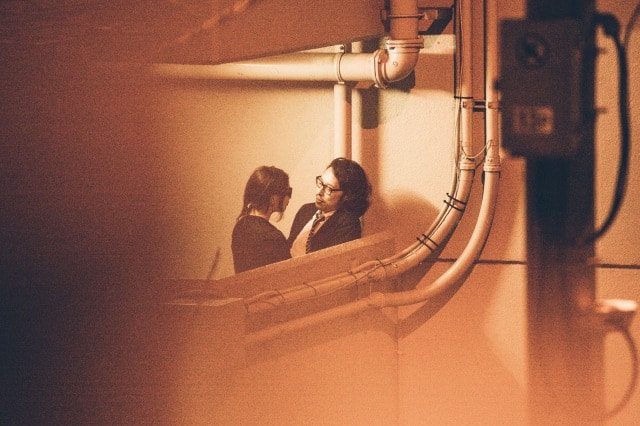 隠れて話をする男女 f:id:mochinox:20170310112119j:plain