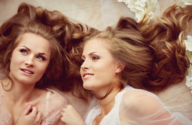 横たわる2人の女性 f:id:mochinox:20170310152211j:plain