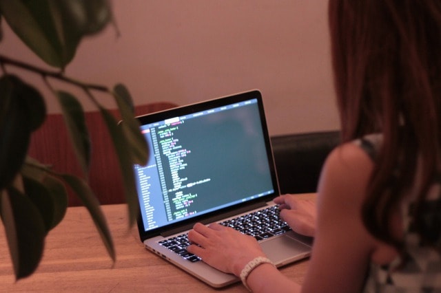ノートパソコンでコーディングをする女の子 f:id:mochinox:20170320080755j:plain