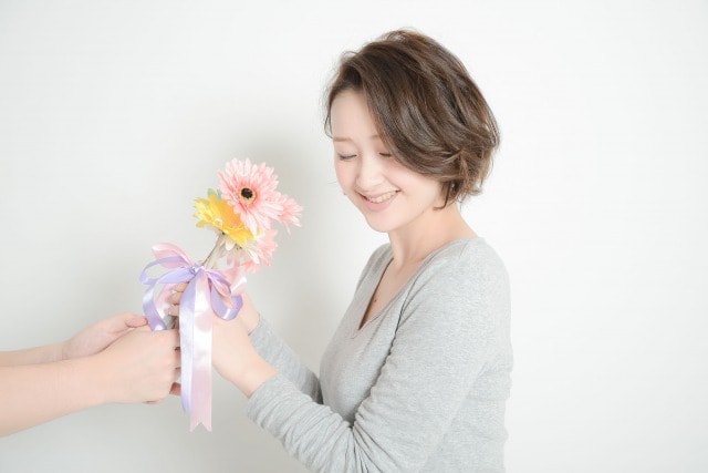 花を贈られる女の子 f:id:mochinox:20170327045953j:plain