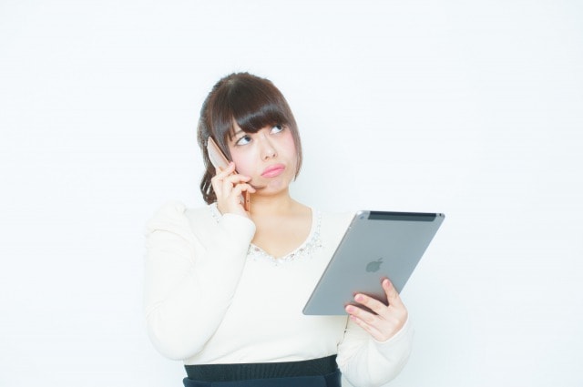 タブレットを持って電話する女性 f:id:mochinox:20170330064249j:plain
