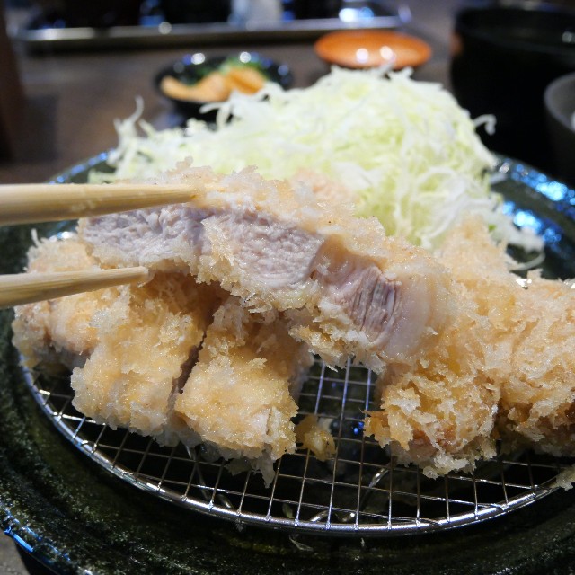 とんかつ16】白っぽい色味のトンカツは甘みがしっかりで柔らかい(中区
