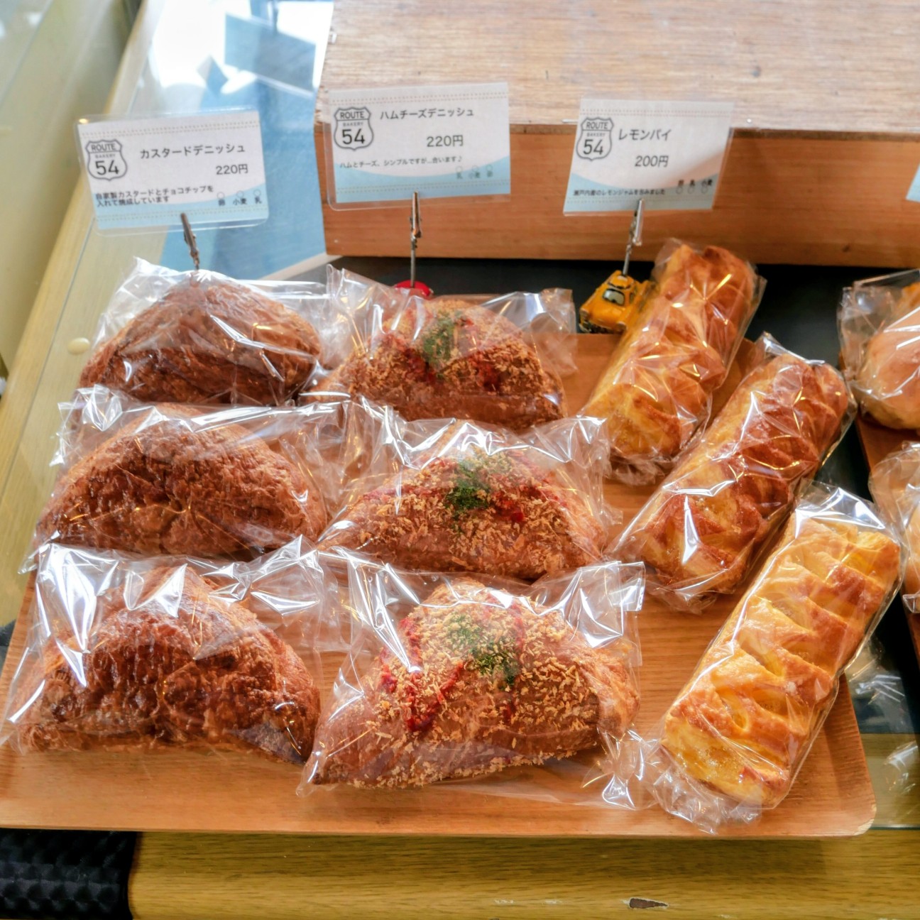 ROUTE54 BAKERY】200円前後がほとんどなお手頃価格のパン屋さん