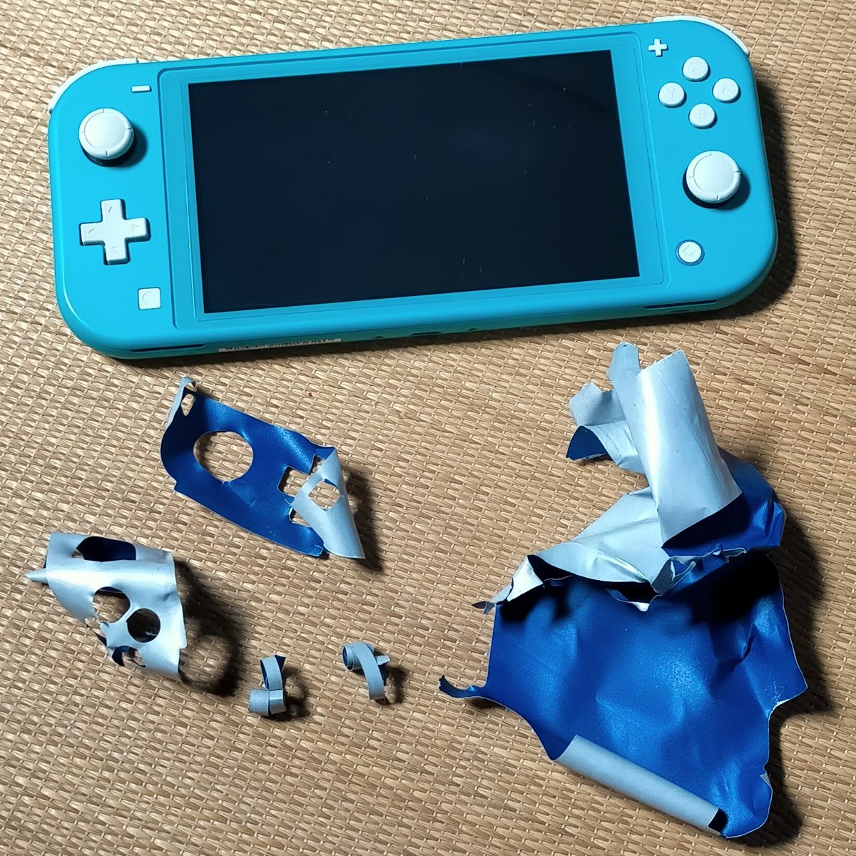 スイッチライトのスキンシール貼ってたの剥がしてみた - など