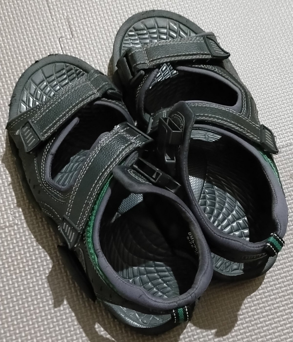 マジックテープのサンダルは嫌だ！バックルのがいい！ - などなど