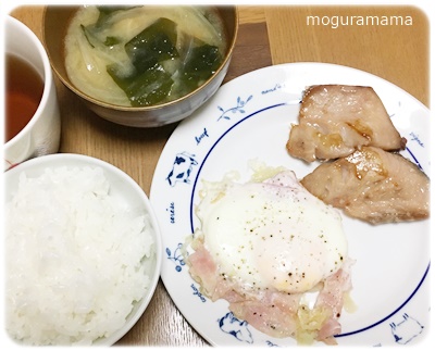 ベーコンキャベツの目玉焼き