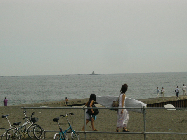 烏帽子岩が遠くに見える～♪ ある薄曇りの日曜の茅ヶ崎