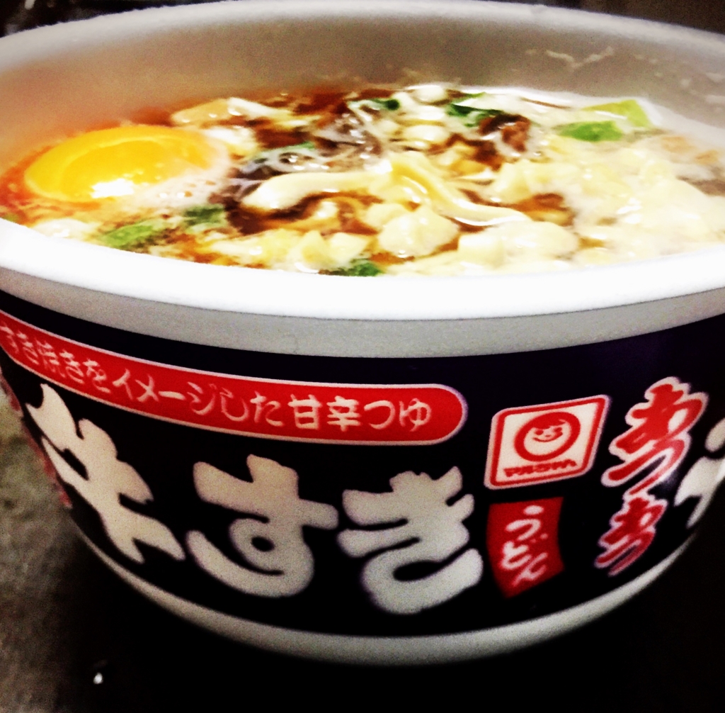 すき焼き感にあふれた マルちゃん あつあつ牛すきうどん Mojiru もじをもじる